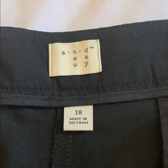 Women’s 18 Dress Shorts - Picture 2 of 3